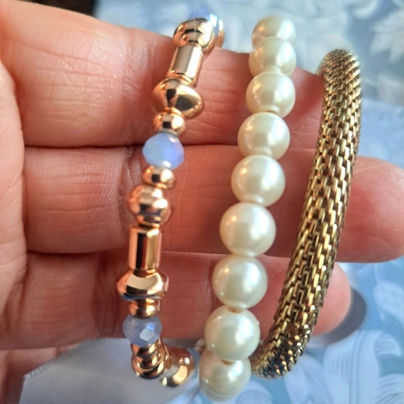 2/$40 🇨🇦Set of 3 strechy bracelets in pearl gold and pale blue - Picture 5 of 7